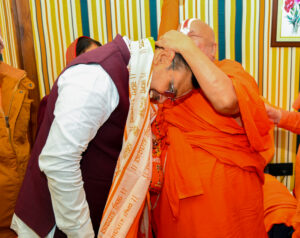 मुख्यमंत्री रामभद्राचार्य जी से आशीर्वाद लेते हुए 